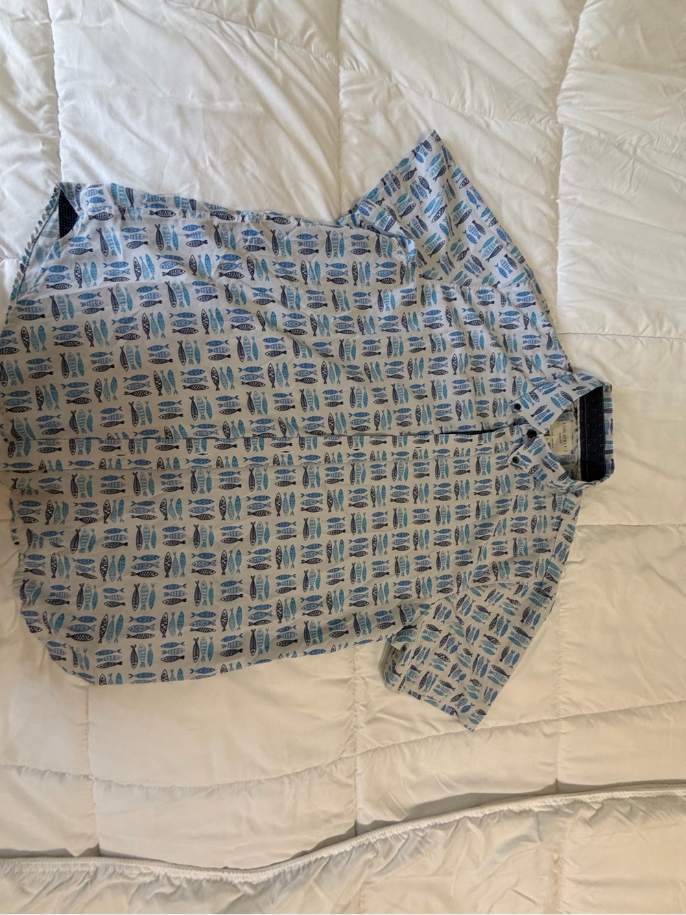 Casual Short-Sleeve Button-Down Shirt in Light Blue Fish Print